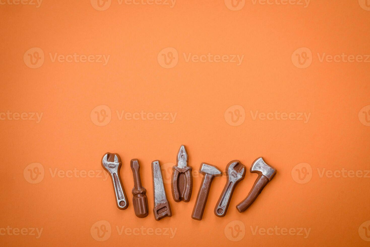 verktyg och inskriptioner symboliserar reparationer eller en garage och dess attribut på en enkel bakgrund foto