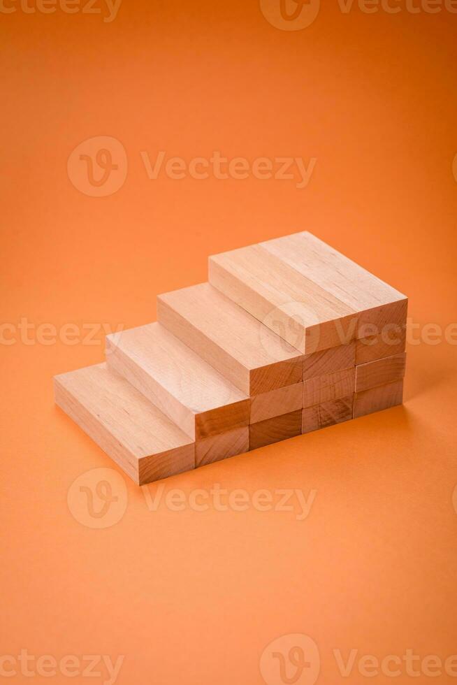 trä- steg tillverkad av block som ett aning av investering och vinst tillväxt i uppnå en mål foto