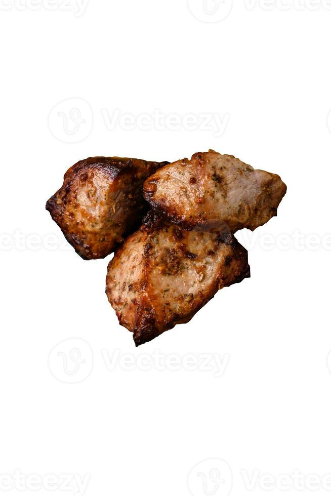 utsökt grillad kött i de form av en kebab med kryddor och örter foto
