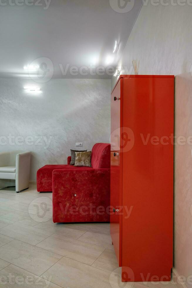 rum, hall eller korridor med röd möbel foto