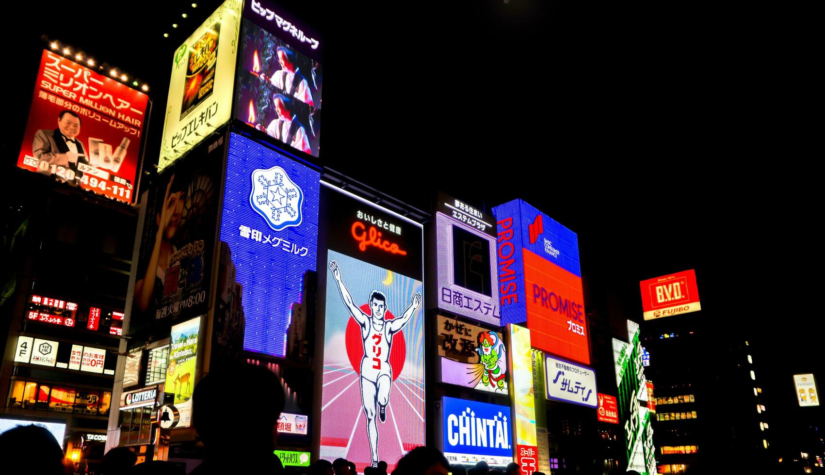 osaka stad, Japan, 2019 - perspektiv se och öga fångst reklam neon lampor skyltar på dotonburi område. dotonbori är en ett populär destination och landmärke av osaka för turister. foto