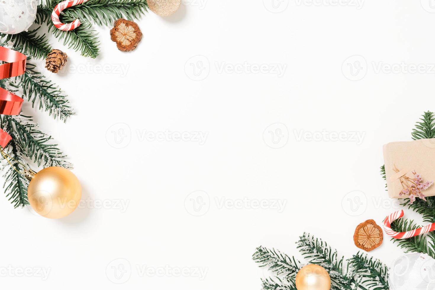 minimal kreativ lägenhet av julens traditionella komposition och nyårshelger. ovanifrån vinter juldekorationer på vit bakgrund med tomt utrymme för text. kopiera rymdfotografering. foto