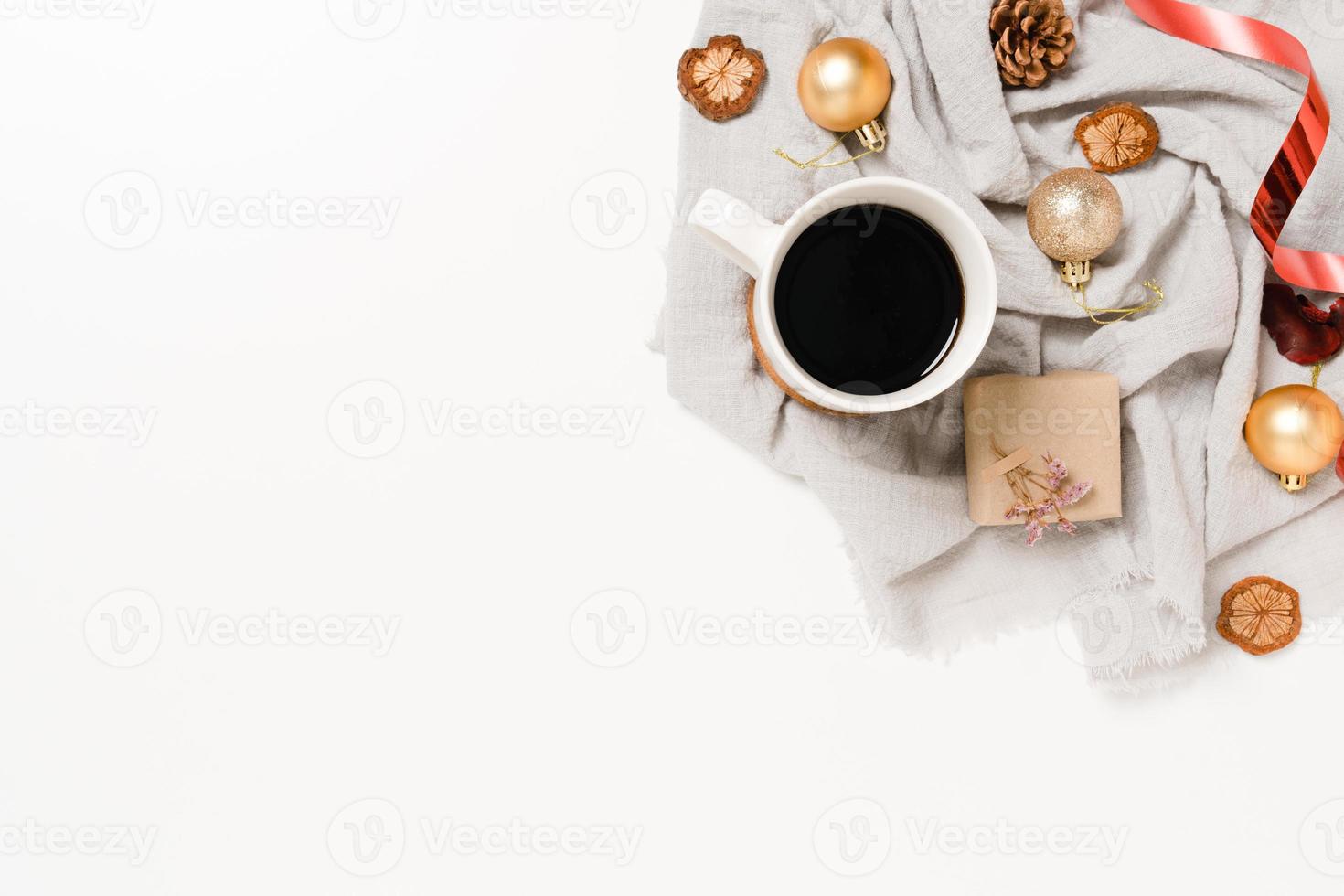 minimal kreativ lägenhet av julens traditionella komposition och nyårshelger. ovanifrån vinter juldekorationer på vit bakgrund med tomt utrymme för text. kopiera rymdfotografering. foto