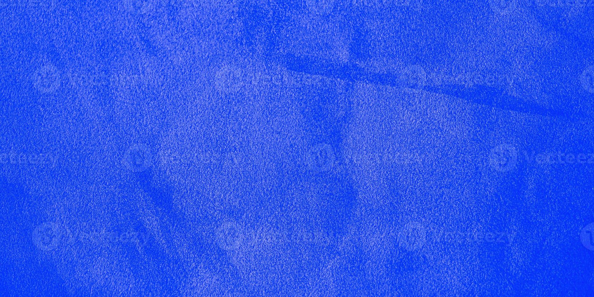 blå bakgrund naturlig mocka med en mörk kant och ett ljust centrum. horisontell webb banner. foto