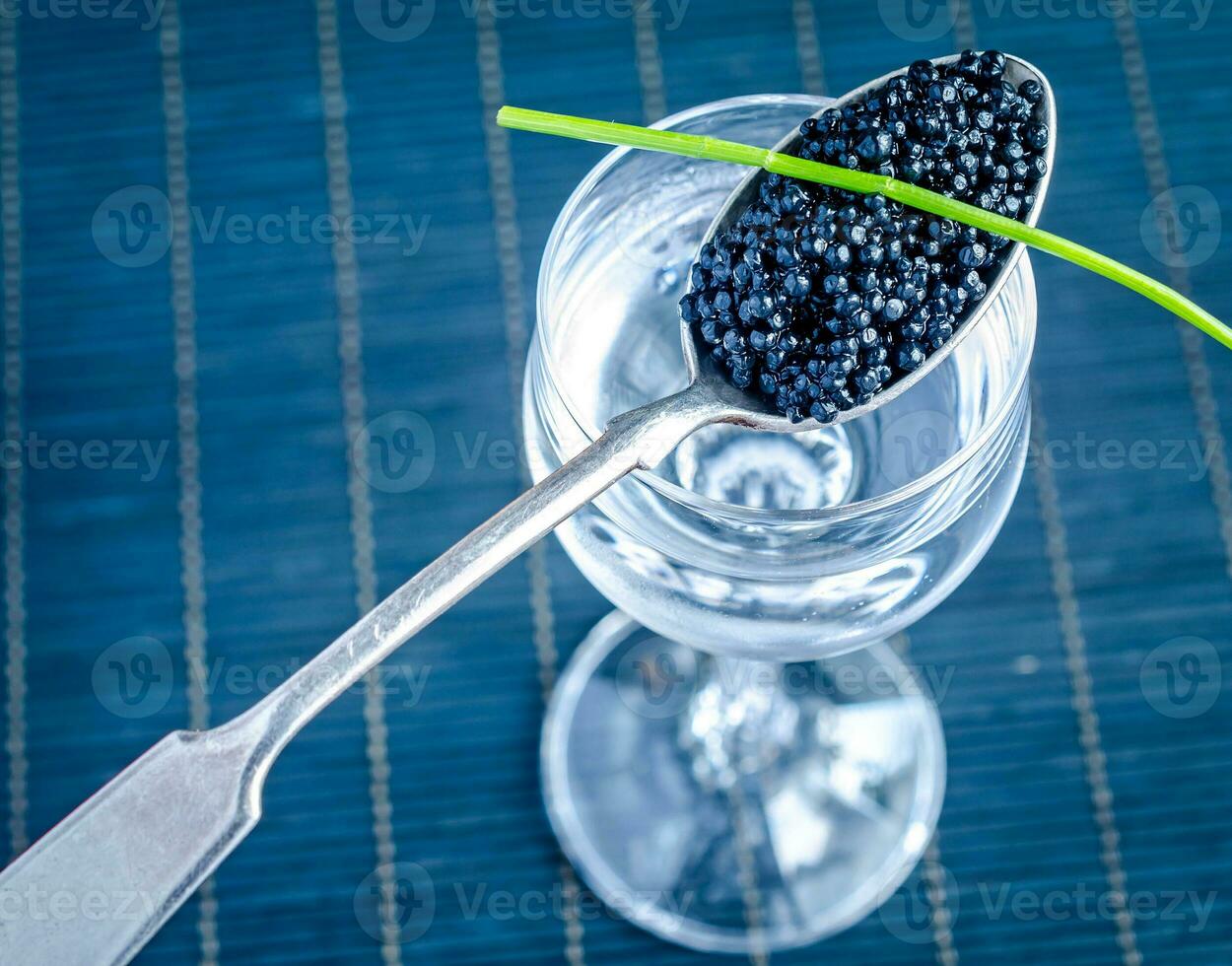 svart kaviar sked foto