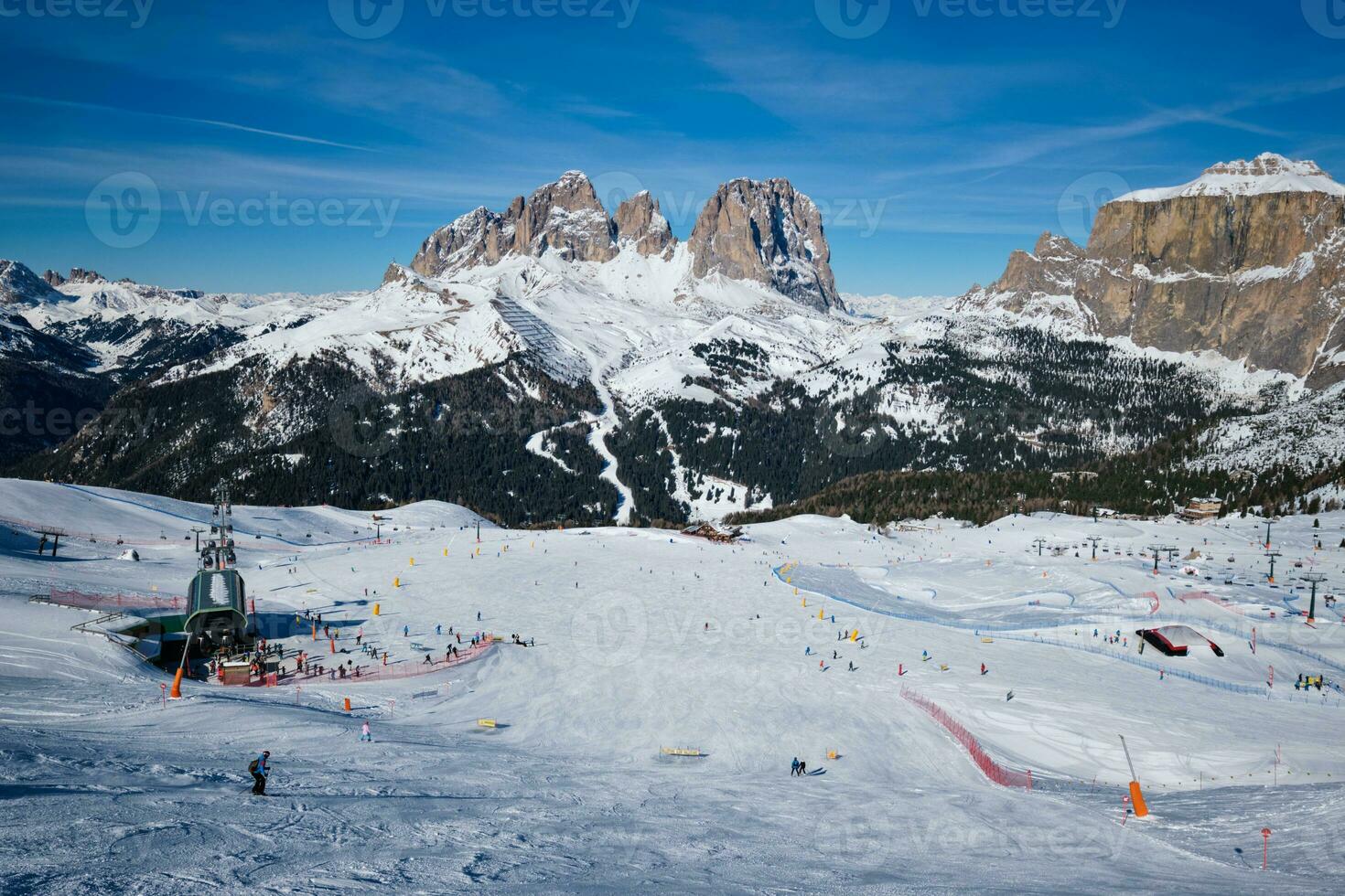 åka skidor tillflykt i dolomiterna, Italien foto