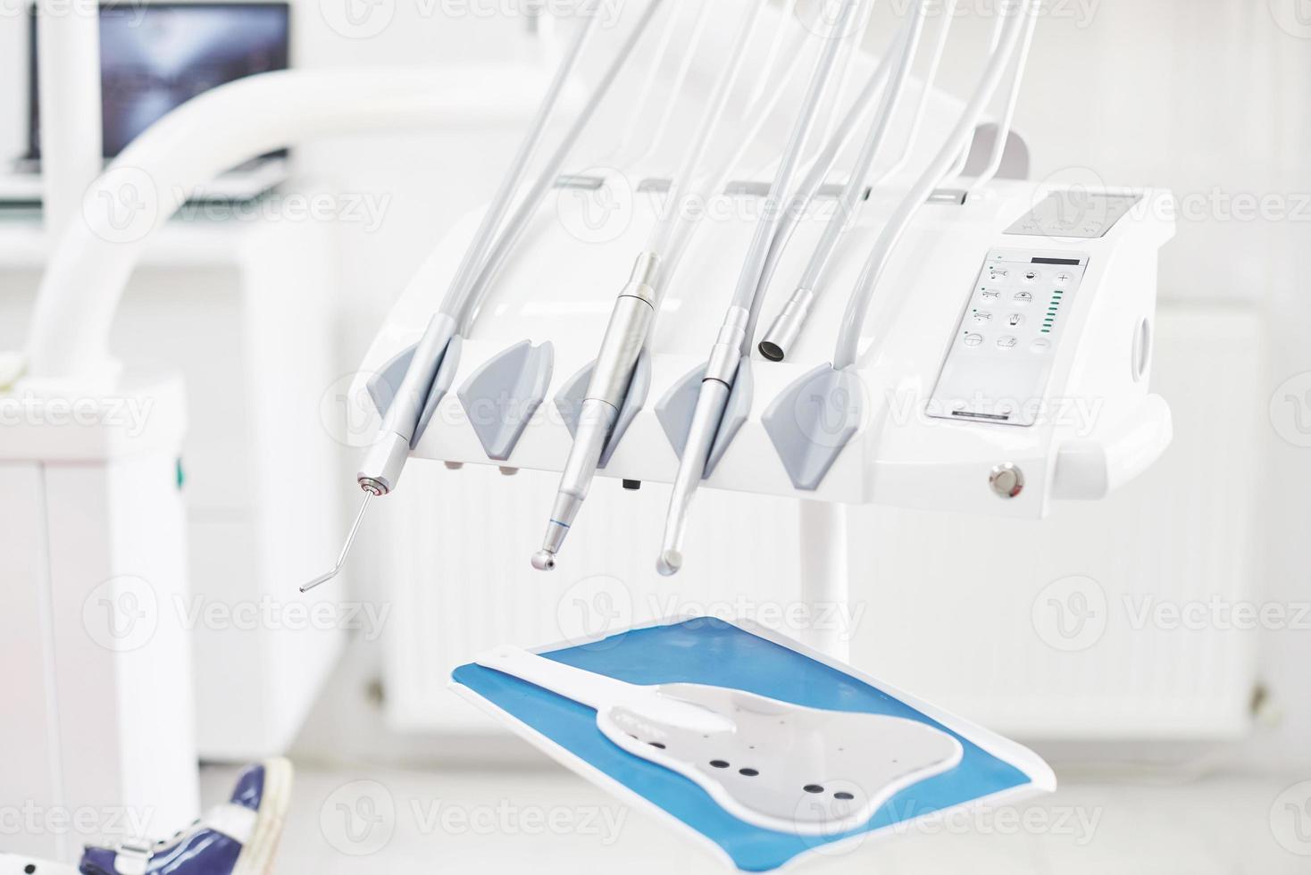 verktyg och övningar på tandläkarkontoret. begreppet hälsa och skönhet foto