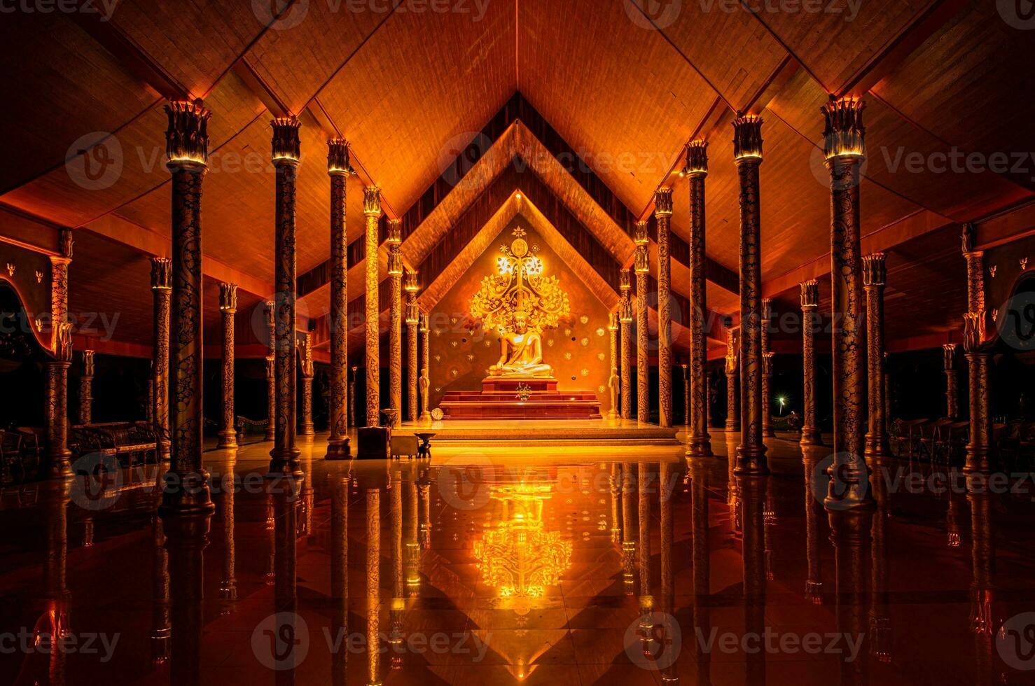 thailand tempel phu prao tempel eller sirindhorn wararam, tempel med skön lampor den där glöd på natt i ubon Ratchathani provins, nordöstra område thailand. foto