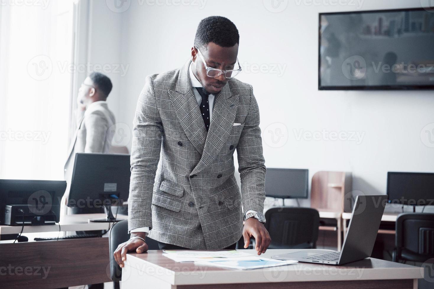 två stiliga glada afroamerikanska verkställande affärsman på arbetsytans kontor foto