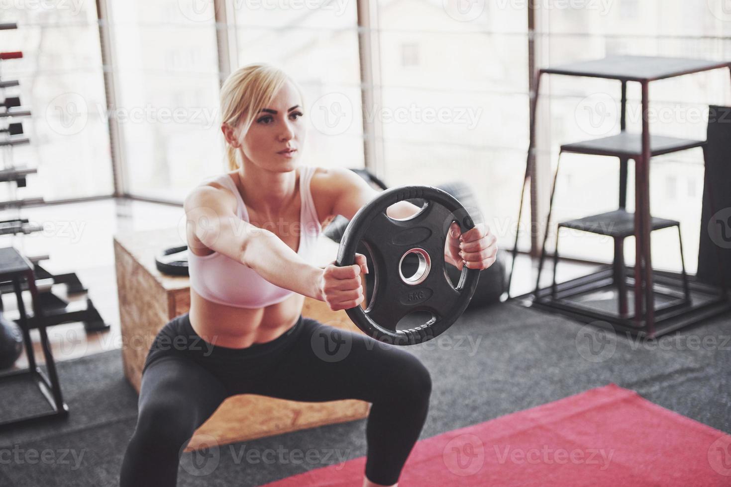 aktiv tjej i fitness gym. koncept träning hälsosam livsstil sport foto
