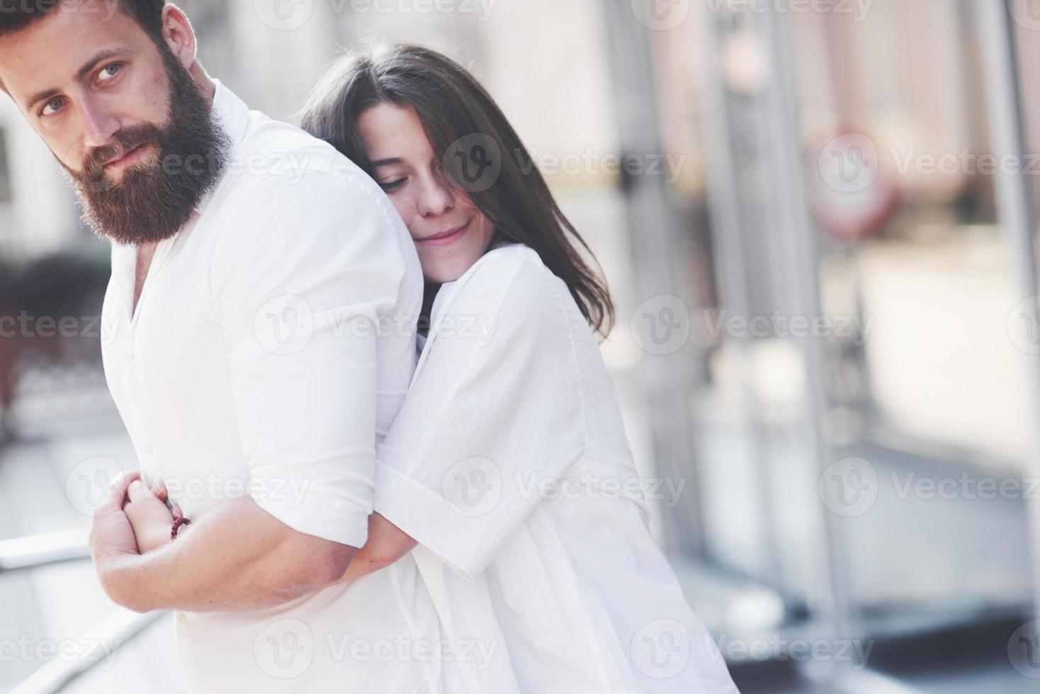 vackra lyckliga par kramas på stadsgatan. livsstil koncept kärlek och romantik foto