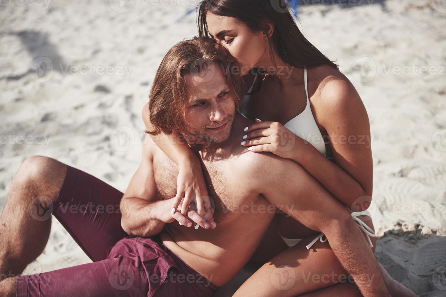 ett romantiskt par på stranden i en baddräkt, vackra sexiga unga människor foto