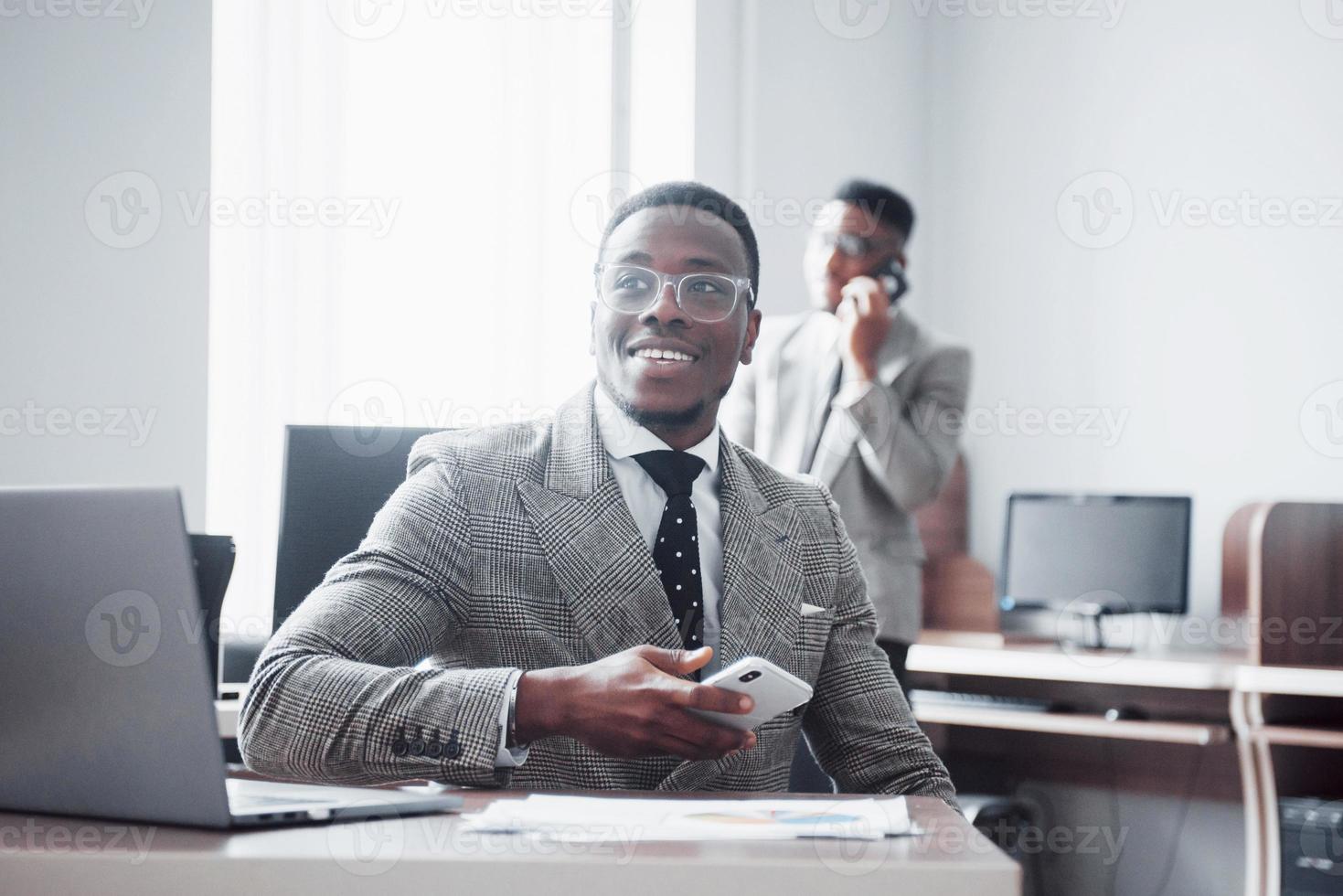 två stiliga glada afroamerikanska verkställande affärsman på arbetsytans kontor foto