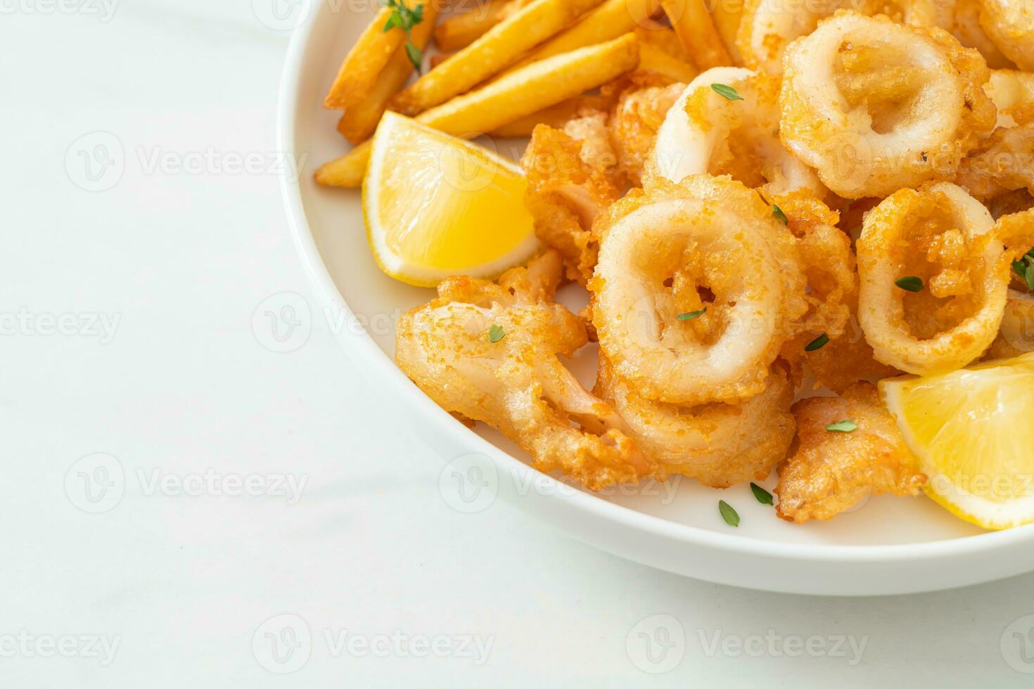 bläckfisk - stekt bläckfisk eller bläckfisk med pommes frites foto