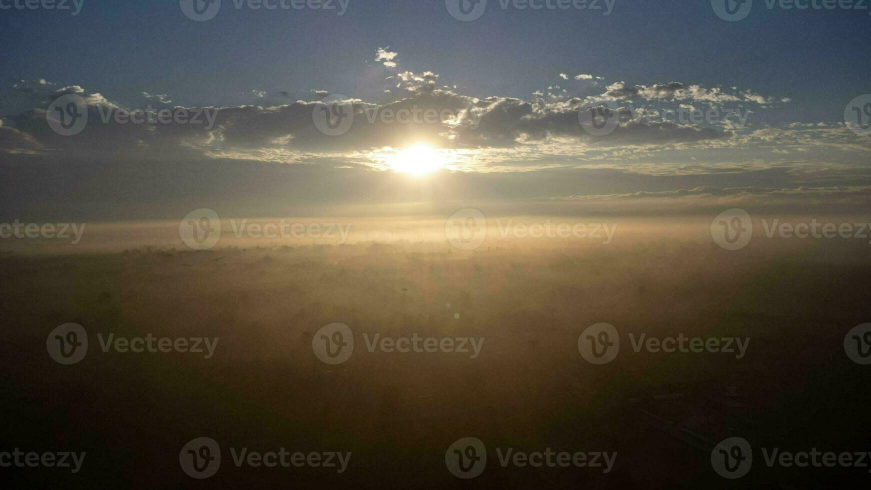 antenn se av dimmig kullar täckt förbi skog. skön landskap i de bergen på soluppgång. färgrik soluppgång i skog berg med dimma. morgon- gryning i de berg. foto