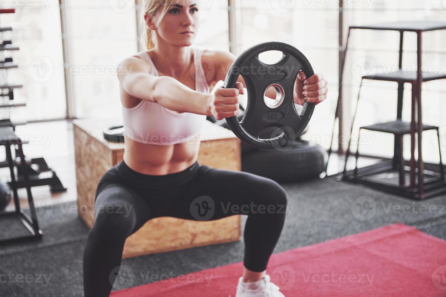 aktiv tjej i fitness gym. koncept träning hälsosam livsstil sport foto