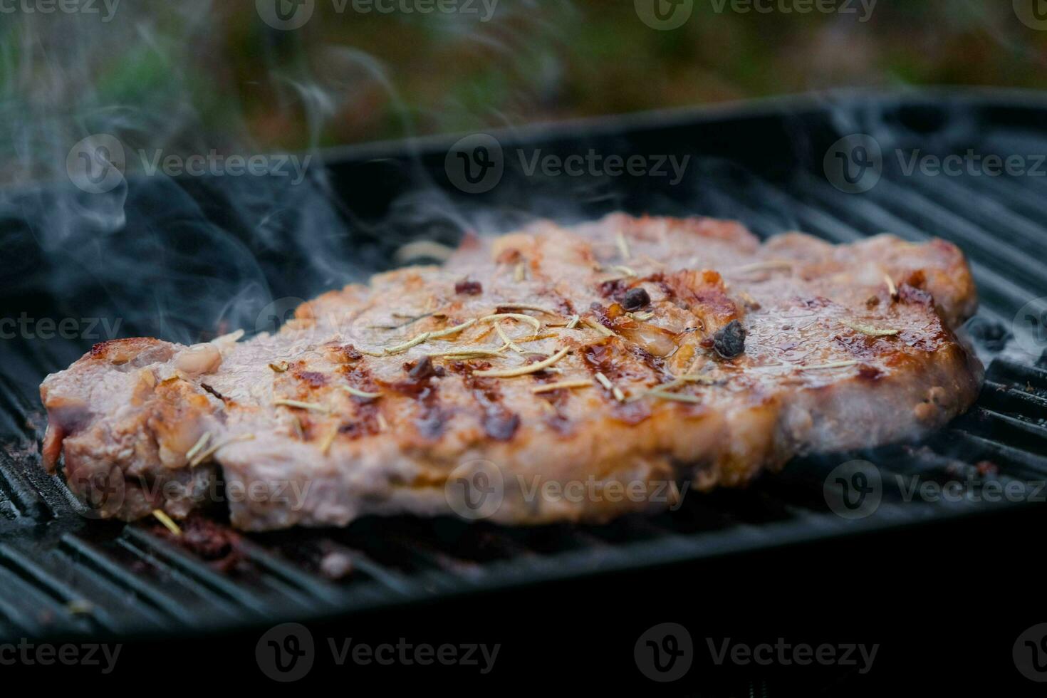 grillad nötkött biff med kryddor på de grill med rök. foto