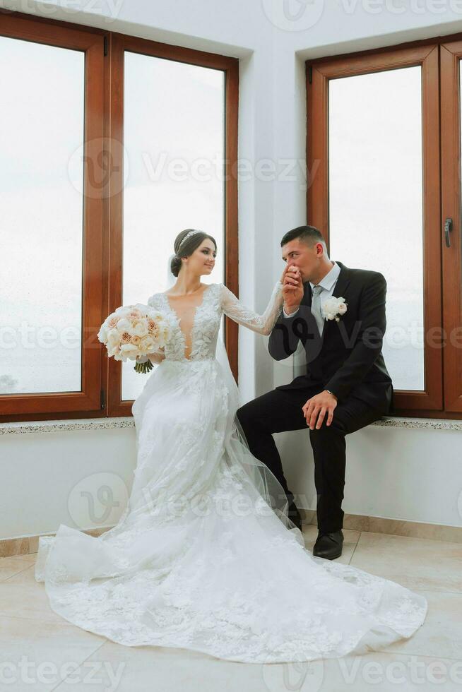 porträtt av en eleganta brud och brudgum inomhus. bröllop begrepp av Lycklig nygifta. foto