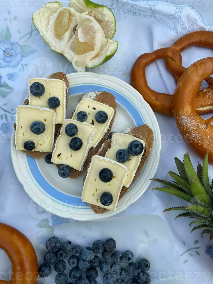 bröd med blåbär och citroner på en vit tallrik. foto