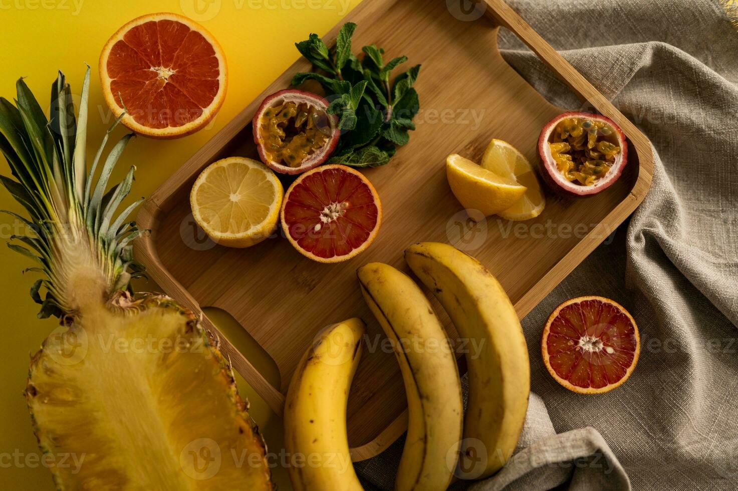 mängd av citrus- frukt Inklusive citroner, rader, grapefrukt, apelsiner och ananas. foto