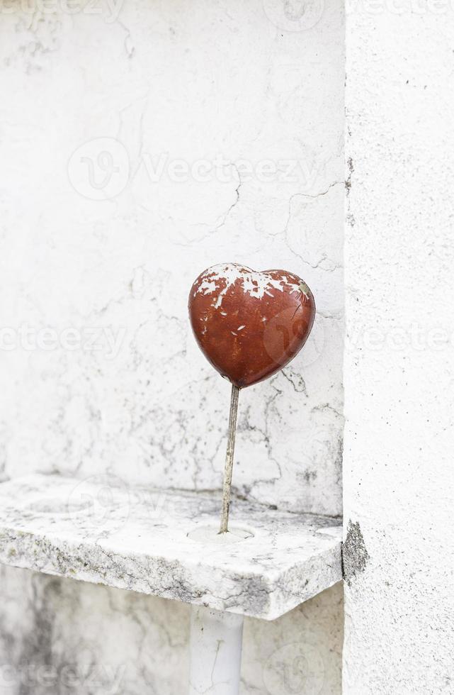 rött hjärta på marmor foto