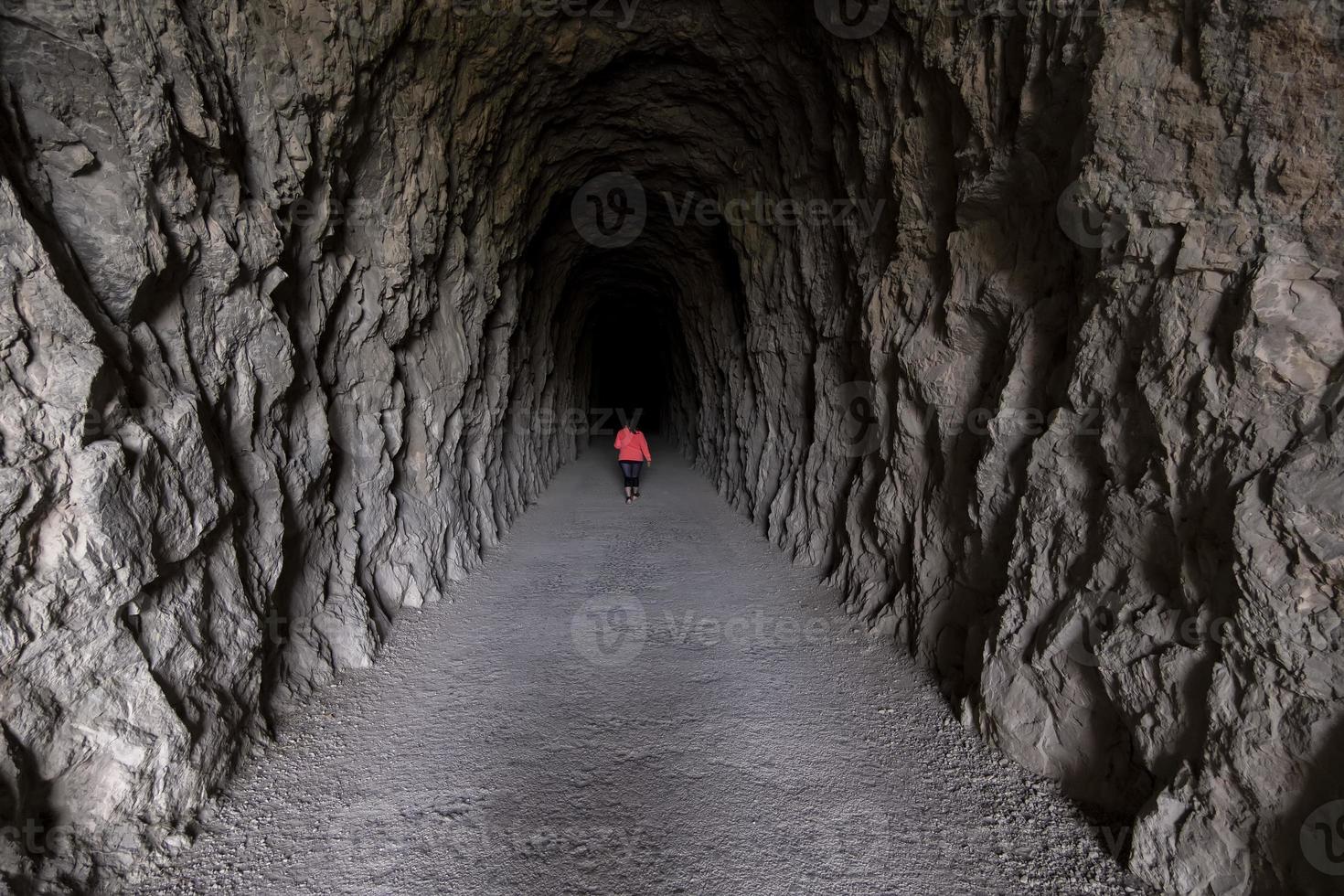 kvinna i mörk tunnel foto