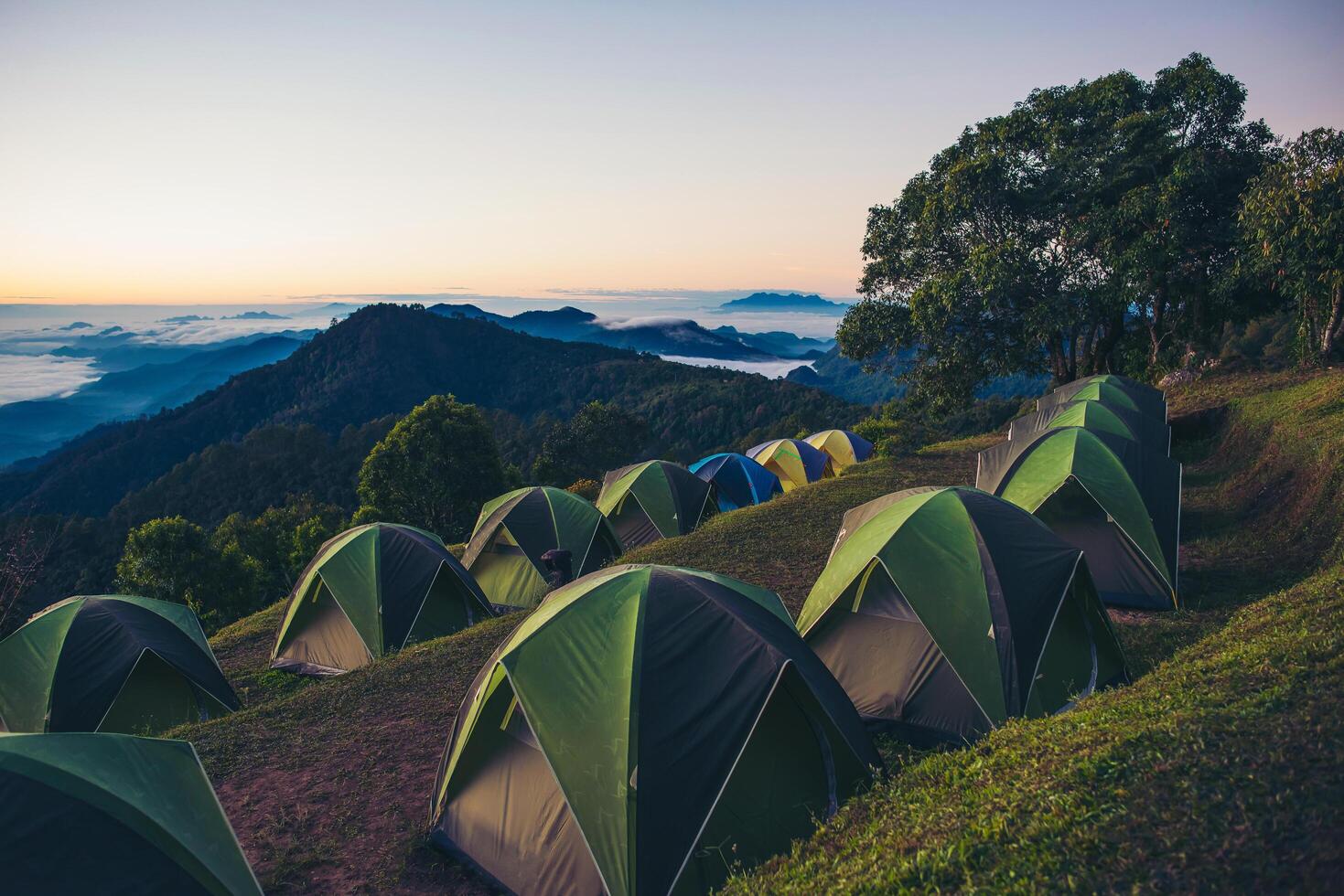 morgoncamping i bergsbakgrunden foto