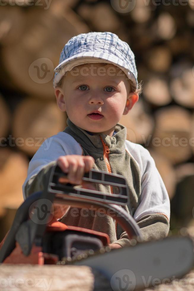 vacker baby pojke med barn ansikte poserar fotograf foto