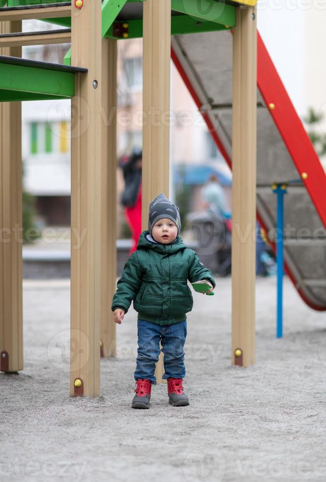 vacker baby pojke med barn ansikte poserar fotograf foto