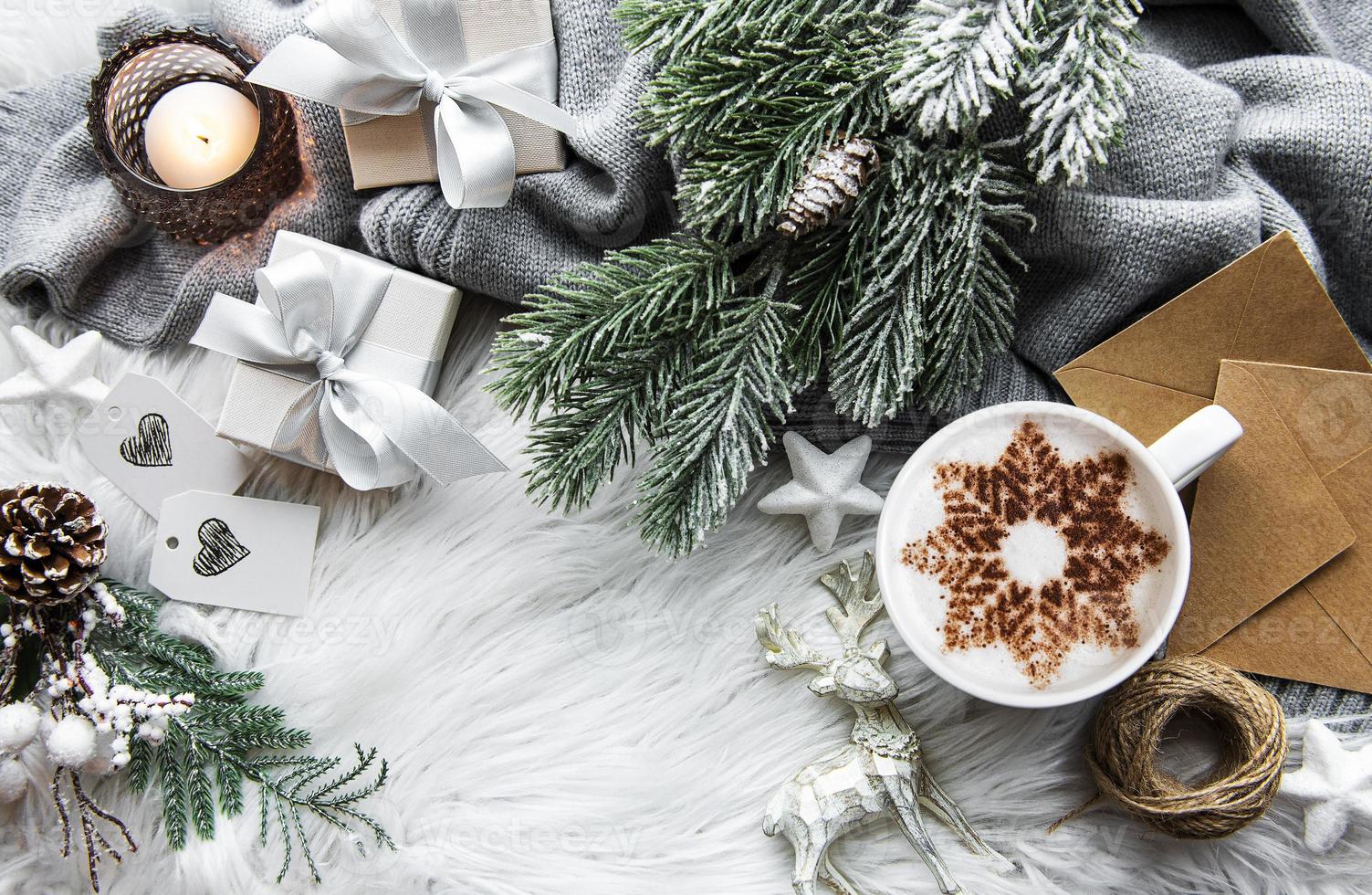 jul- eller vintersammansättning. kaffe och pynt. foto