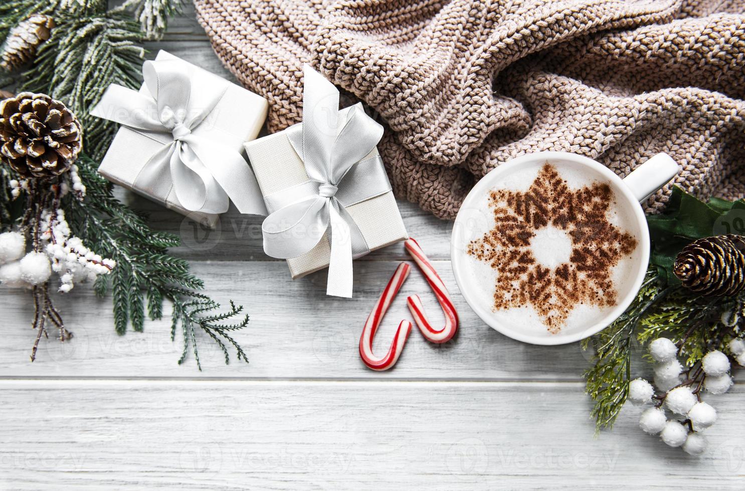 jul- eller vintersammansättning. kaffe och pynt. foto