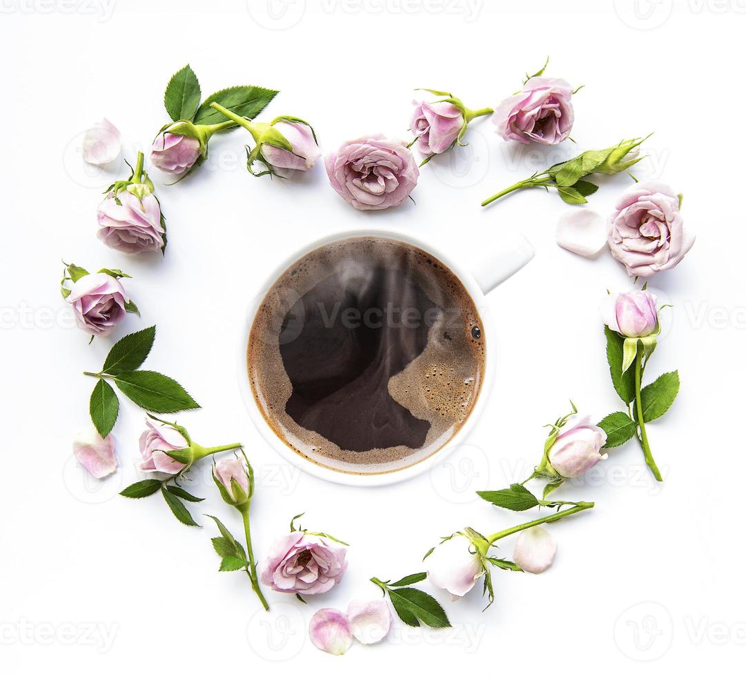 morgon kopp kaffe och vackra rosblommor foto