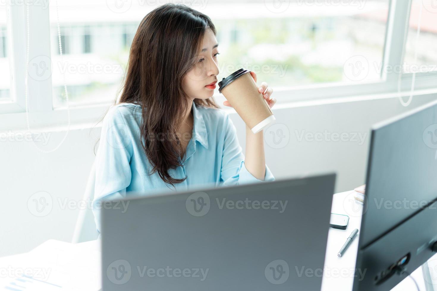 porträtt av ung affärskvinna som håller kaffekoppen i handen foto