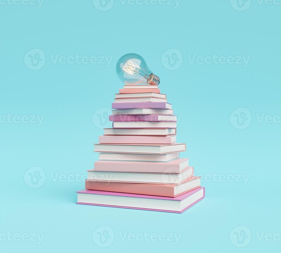 pyramid av böcker med tänd glödlampa foto