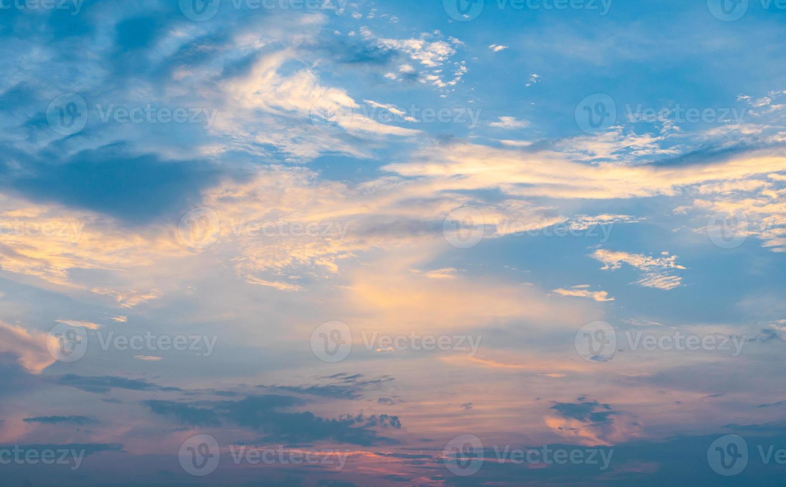 himmelblått och orange ljus från solen genom molnen på himlen foto