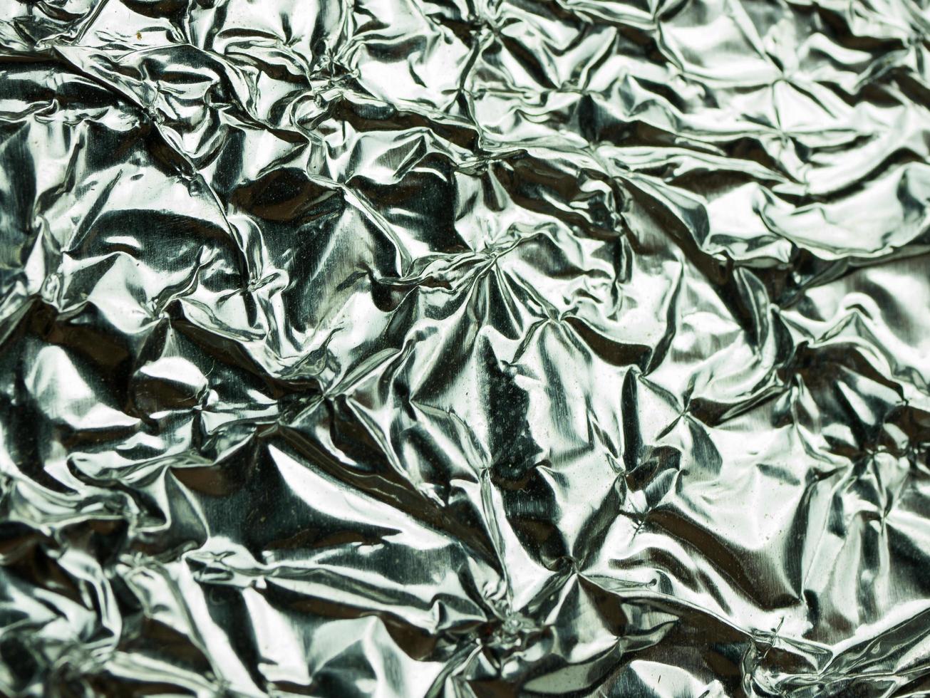 silverfolie med glänsande skrynklig texturbakgrund foto