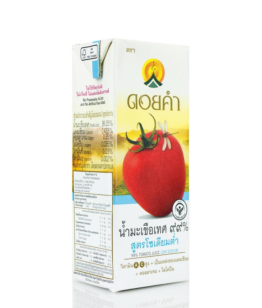 bangkok thailand - 30 januari 2019, hälsosamma drycker märkta doikham som består av tomatsaft låg natriumhalt isolerad på vit bakgrund foto