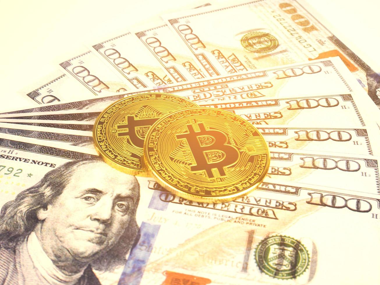 gyllene bitcoin kryptovaluta på dollarpengar bakgrund, btc valutateknik affärsinternet koncept foto