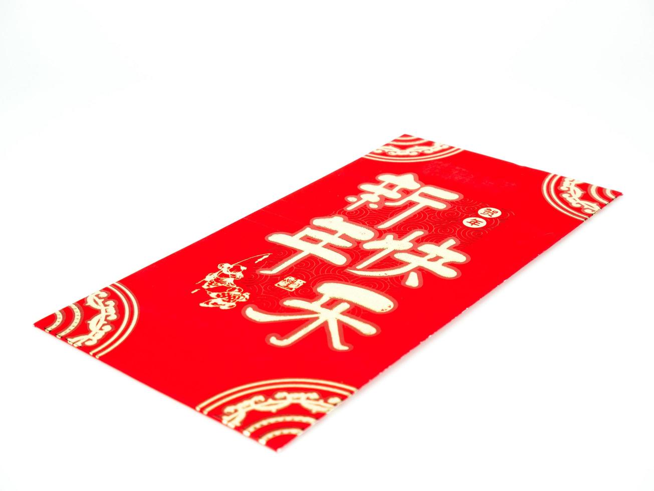 rött kuvert isolerad på vit bakgrund för present kinesiska nyåret. kinesisk text på kuvert som betyder gott kinesiskt nytt år foto