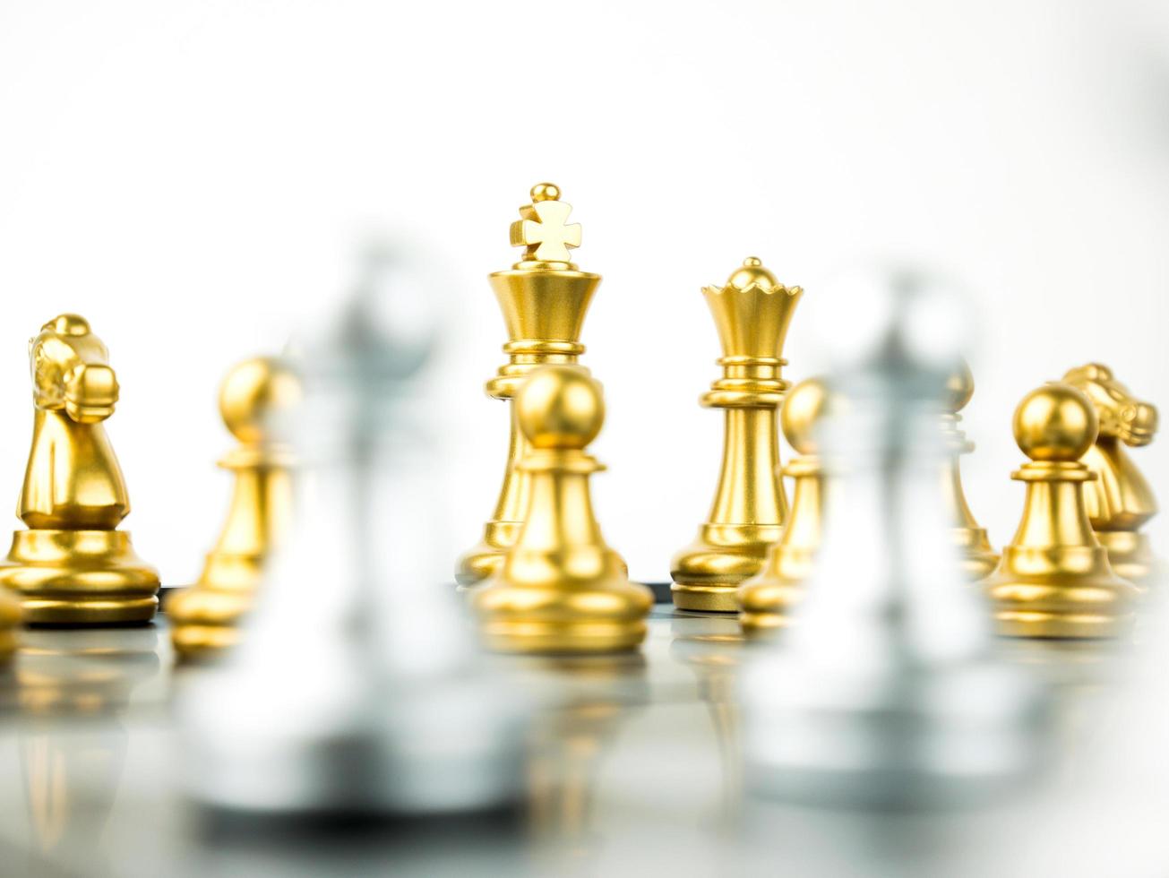 guld och silver kung och riddare av schack setup på vit bakgrund. ledare och teamwork -koncept för framgång. schack koncept rädda kungen och rädda strategin foto