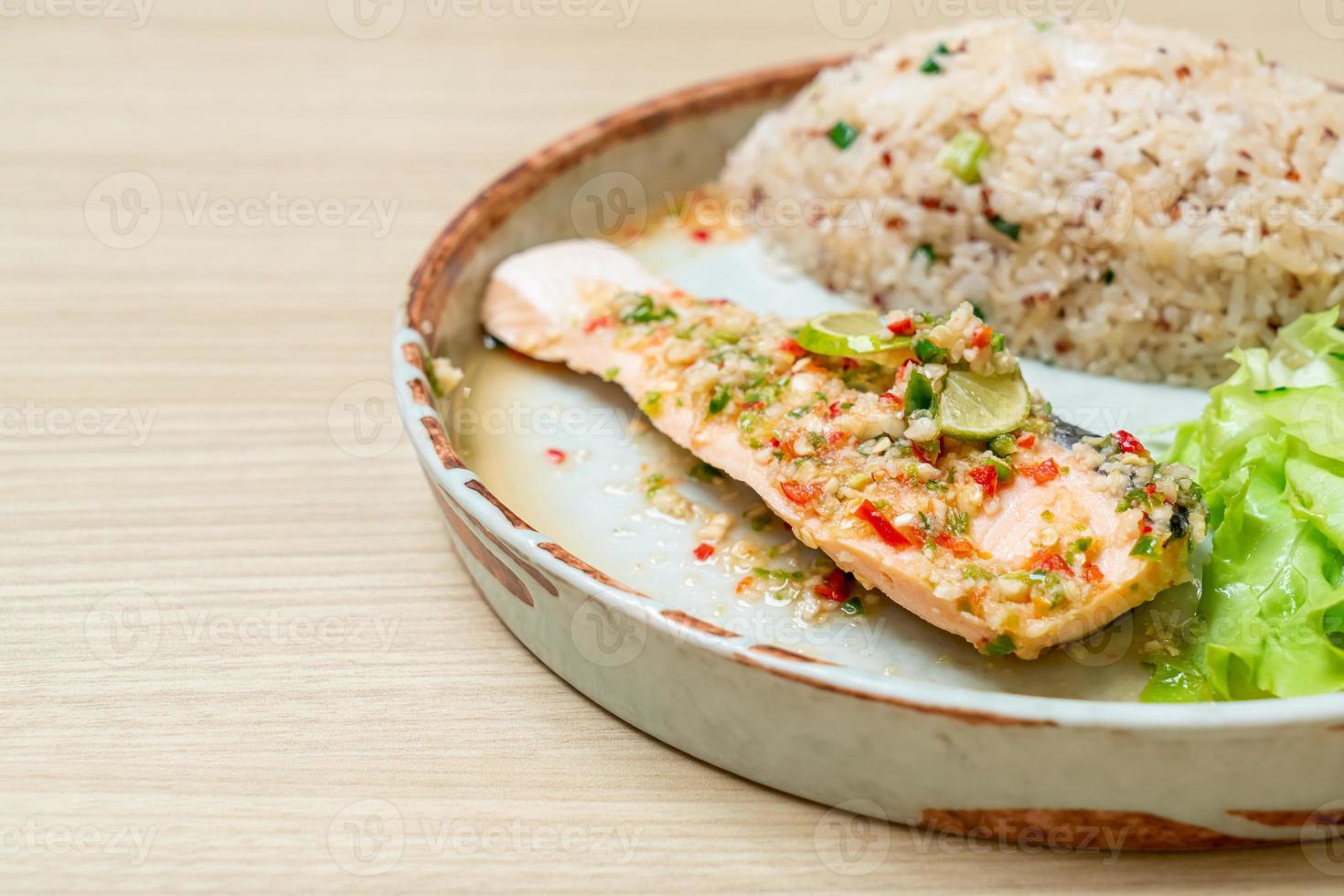 stekt quinoa -ris med ångad lax i lime -chilidressing foto