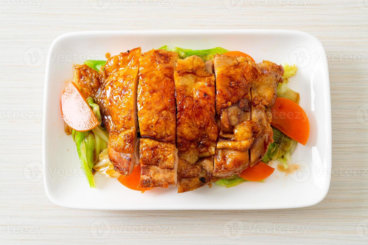 teppanyaki kycklingstek med kål och morot foto