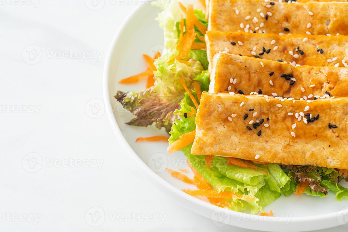 teriyaki tofu sallad med sesam foto