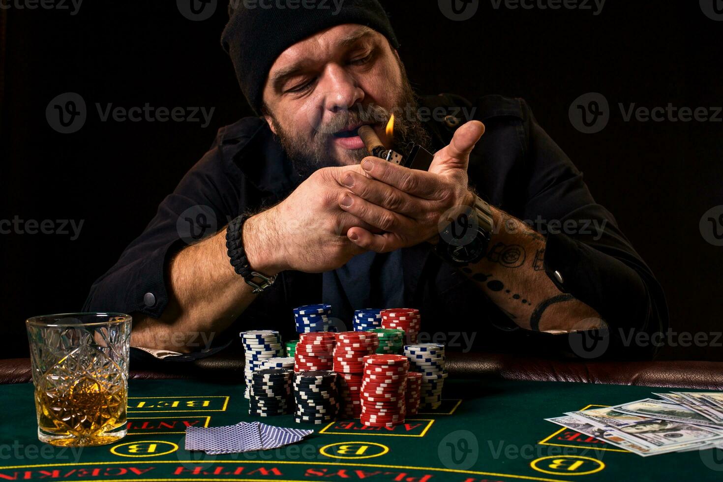 skäggig man med cigarr och glas Sammanträde på poker tabell i en kasino. spelande, spelar kort och roulett. foto