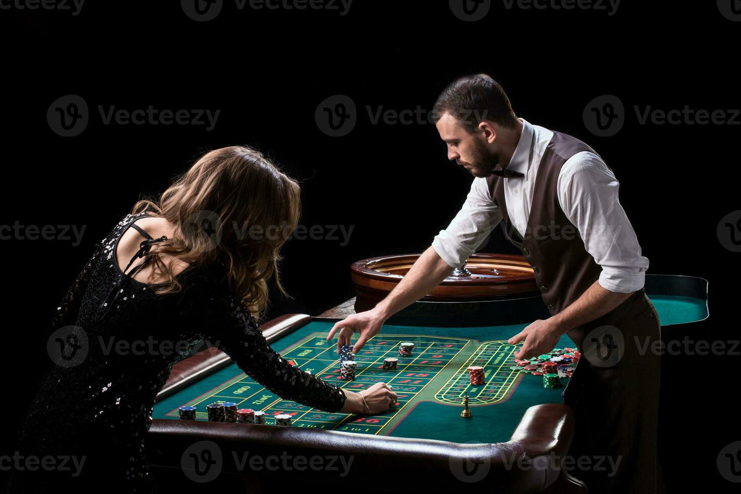 croupier och kvinna spelare på en tabell i en kasino. bild av en c foto