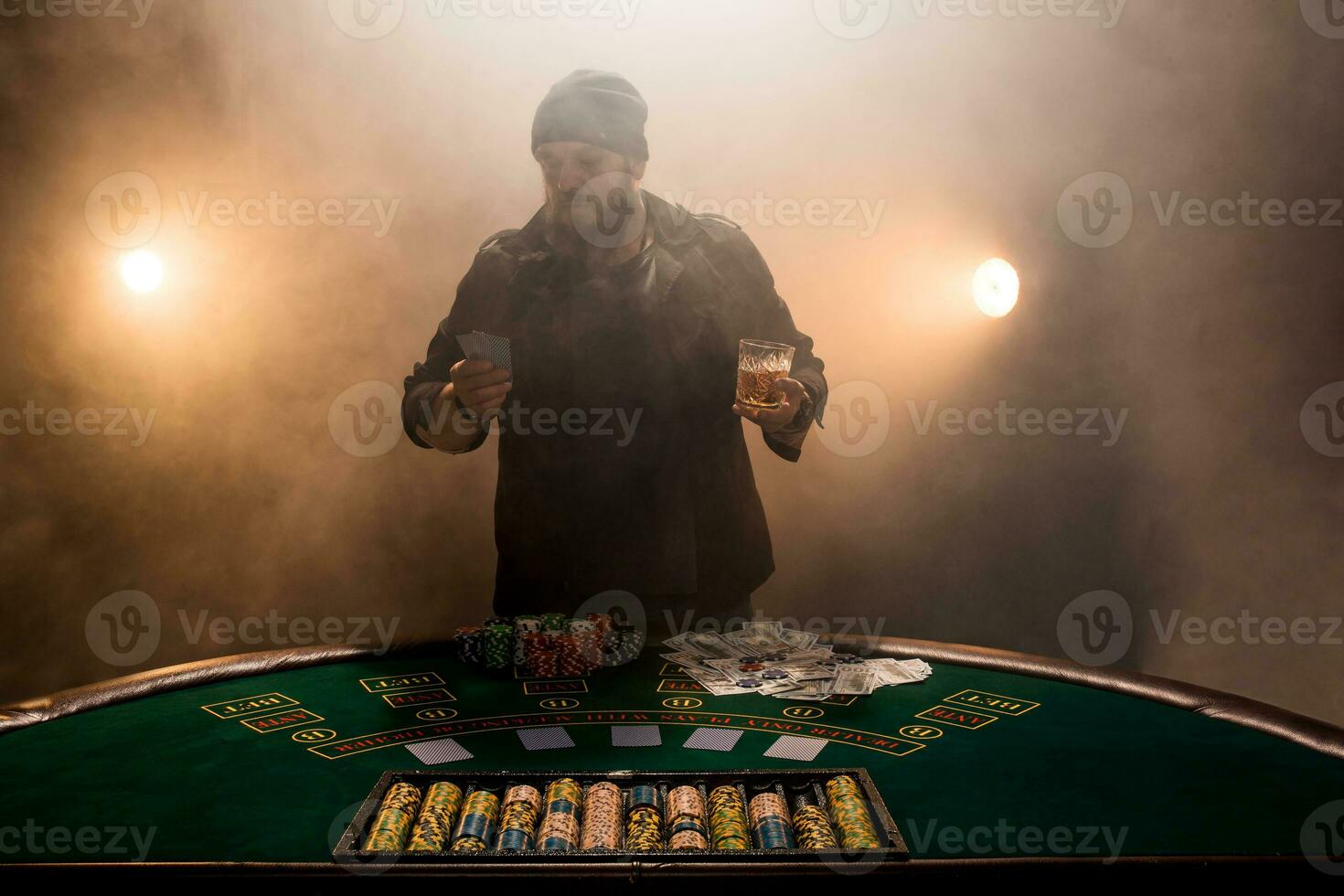 manlig spelare spelar poker, rök mörk Färg intensitet. foto