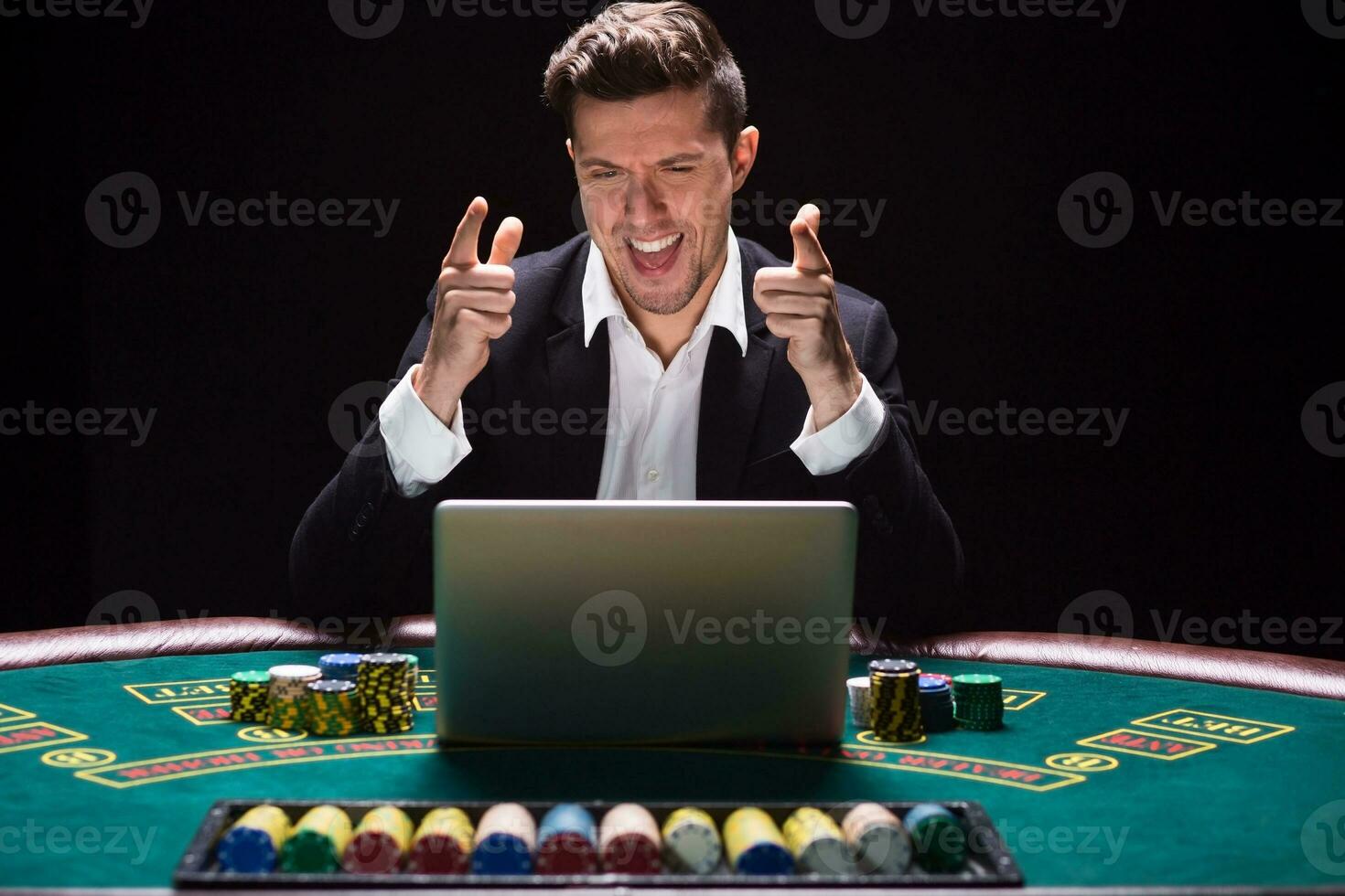 uppkopplad poker spelare Sammanträde på de tabell foto