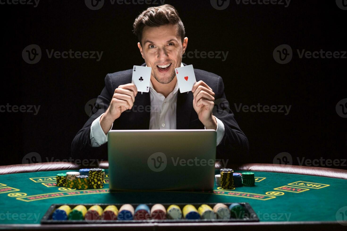 uppkopplad poker spelare Sammanträde på de tabell foto