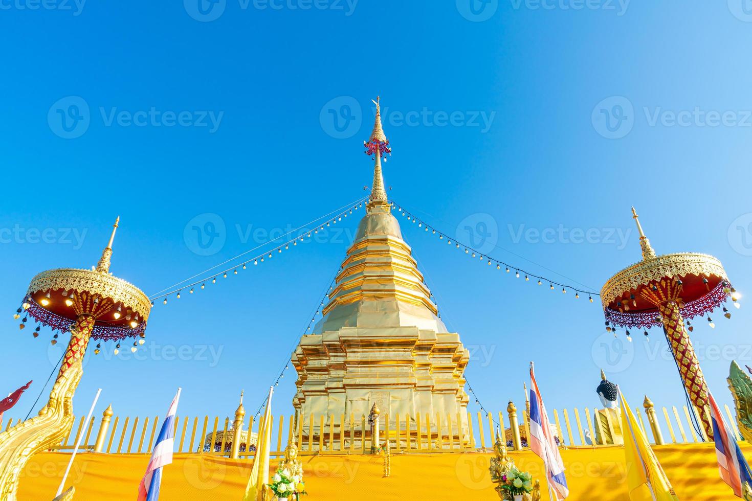 wat phra that doi kham - det gyllene bergets tempel foto