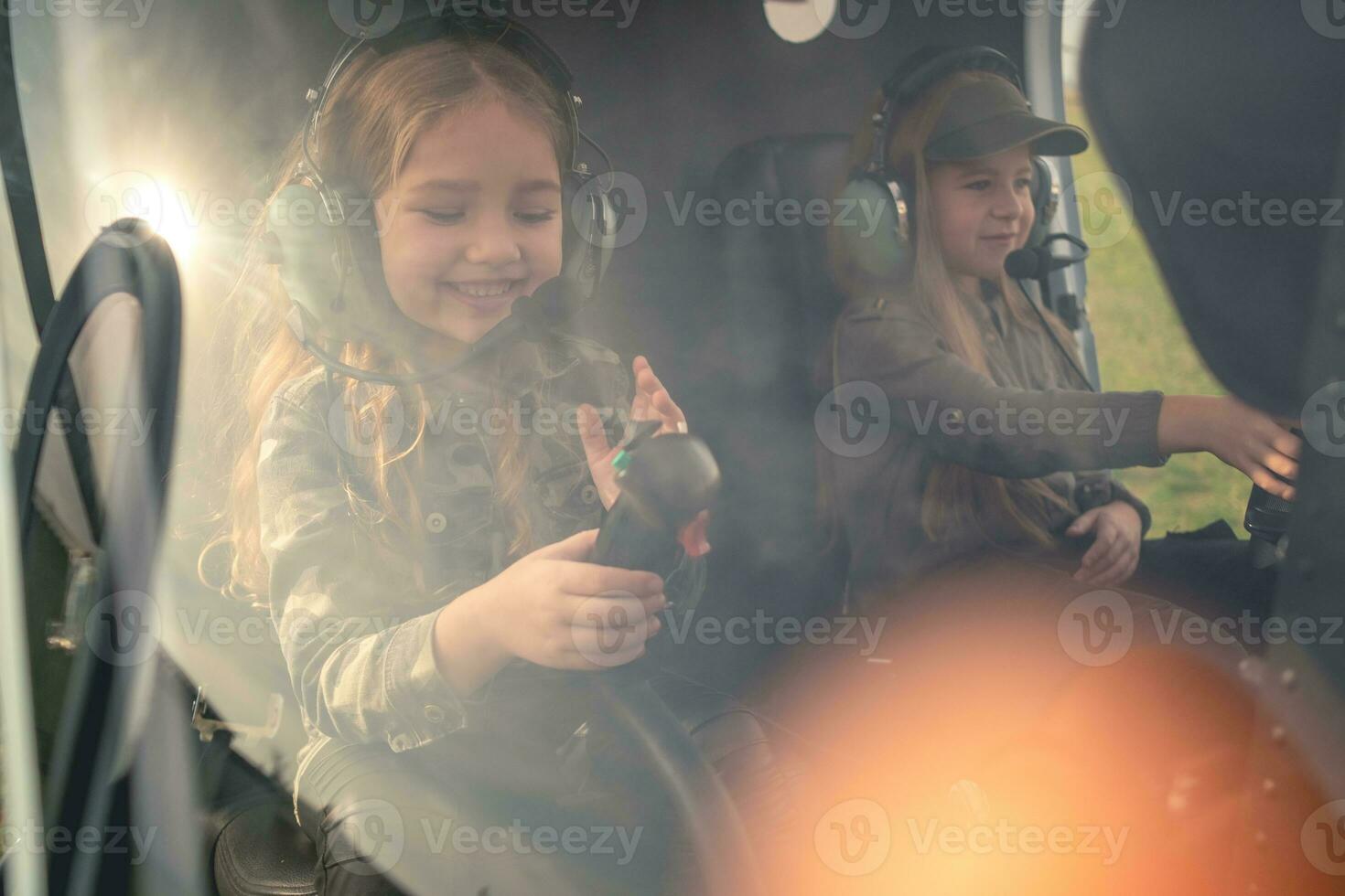 två glad preteen flickor i headsets på helikopter kontroller foto